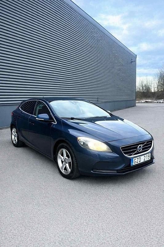 Begagnad Volvo V40 Momentum 150 HK (110 kW) 2013 Blå Kombi