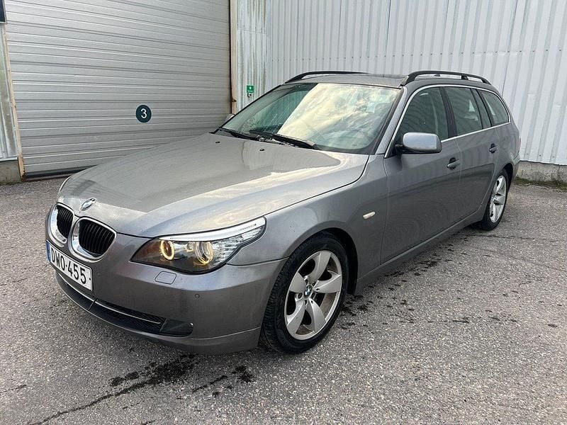 Ljusgrå Begagnad 2007 BMW 520 Advantage Kombi | 66 900 kr (Lite dyr) - Bild 1/4