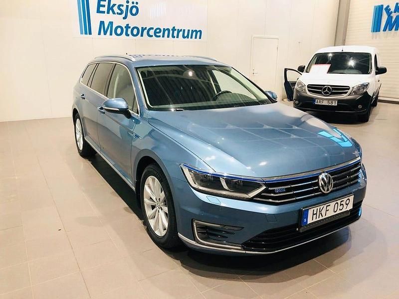 Blå Begagnad 2017 VW Passat GTE Kombi | 149 900 kr (Lite dyr) - Bild 1/4