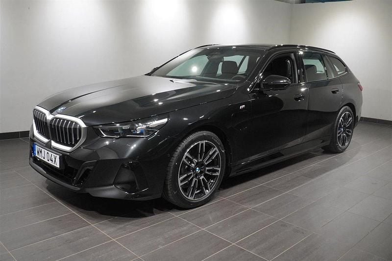 Okänd Begagnad 2025 BMW 530e M Sport Kombi | 709 500 kr (Marknadspris) - Bild 1/4