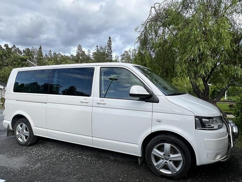 Vit Begagnad 2013 VW Caravelle Comfortline Minibuss | 150 000 kr (Dyr) - Bild 1/4