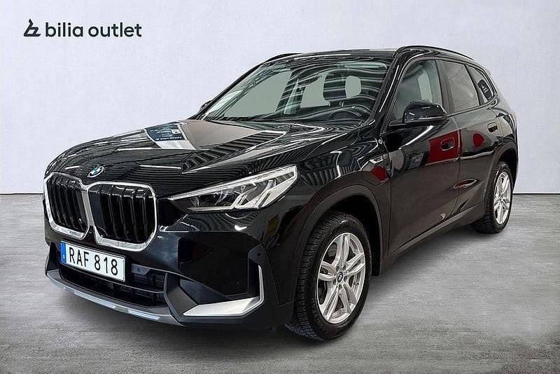 Svart Begagnad 2023 BMW X1 SUV | 434 900 kr (Marknadspris) - Bild 1/4