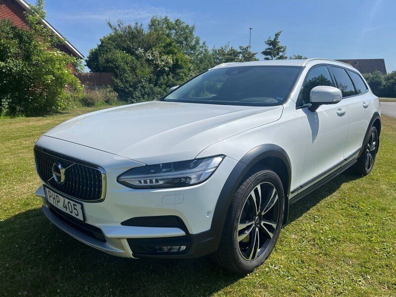 Vit (vit pärlemo) Begagnad 2018 Volvo V90 CC Momentum Kombi | 294 000 kr (Marknadspris) - Bild 1/4