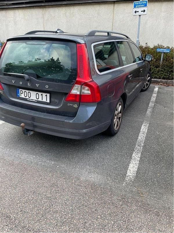 Grå Begagnad 2011 Volvo V70 Momentum Kombi | 35 000 kr (Superpris) - Bild 1/4