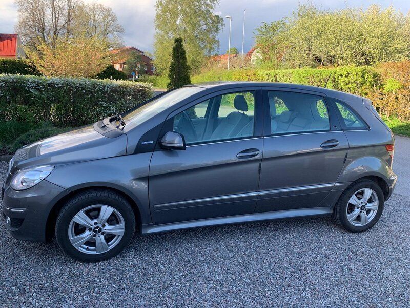 Silver Begagnad 2010 Mercedes 180 Sedan | 85 000 kr (Marknadspris) - Bild 1/4
