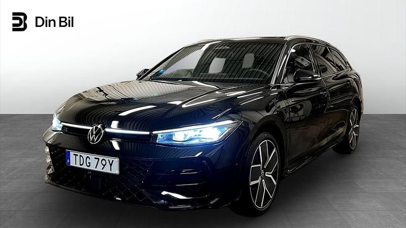 Svart Ny 2026 VW Passat Kombi | 564 600 kr (Marknadspris) - Bild 1/4
