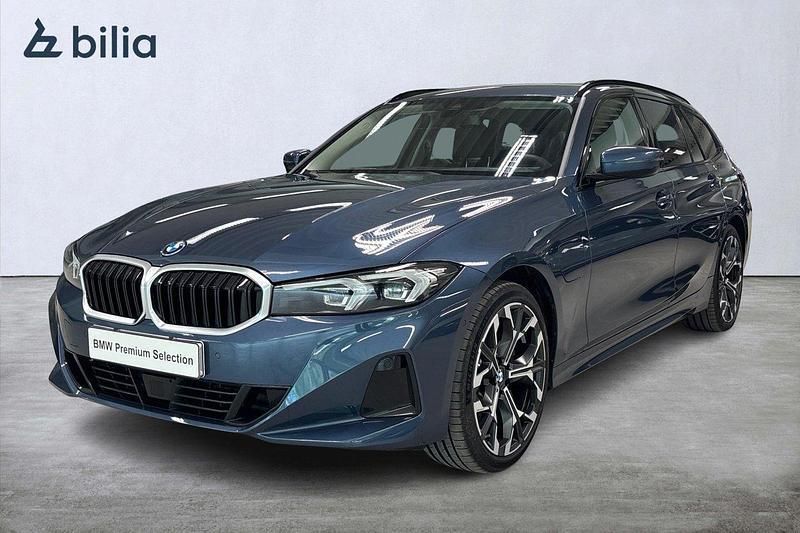 Blå (arctic race blue metallic ) Begagnad 2024 BMW 330e Sport Line Kombi | 499 900 kr - Bild 1/4