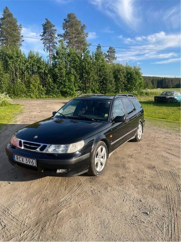 Svart Begagnad 2000 Saab 9-5 Kombi | 11 000 kr (Dyr) - Bild 1/4