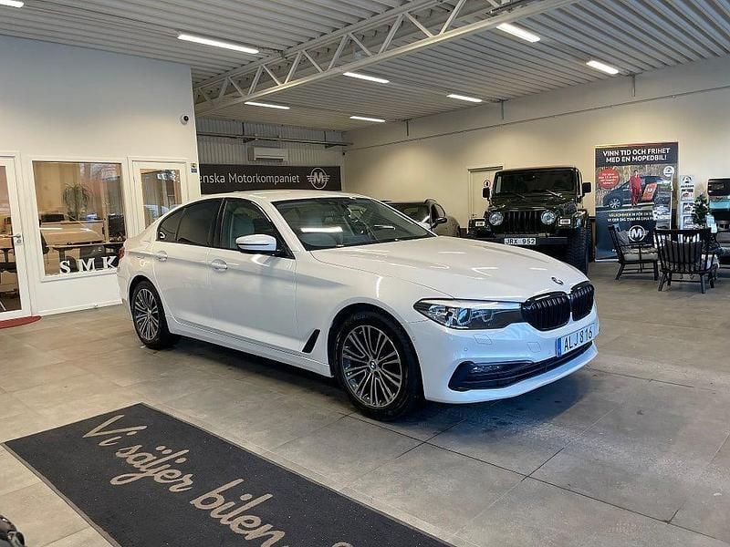 Vit Begagnad 2018 BMW 520 Sport Line Sedan | 264 900 kr (Bra pris) - Bild 1/4