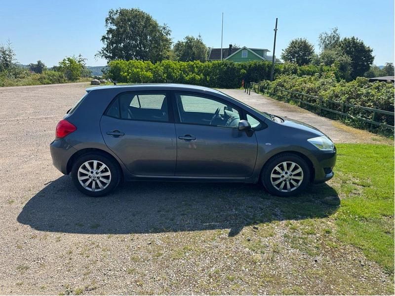 Grå Begagnad 2008 Toyota Auris Halvkombi | 33 000 kr (Marknadspris) - Bild 1/4