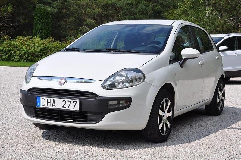 Vit Begagnad 2010 Fiat Punto Evo Dynamic Halvkombi | 34 900 kr - Bild 1/4