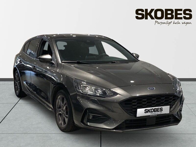 Grå Begagnad 2022 Ford Focus Halvkombi | 189 500 kr (Marknadspris) - Bild 1/3