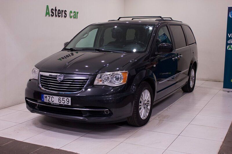 Grå Begagnad 2011 Lancia Voyager Minibuss | 74 900 kr (Lite dyr) - Bild 1/4