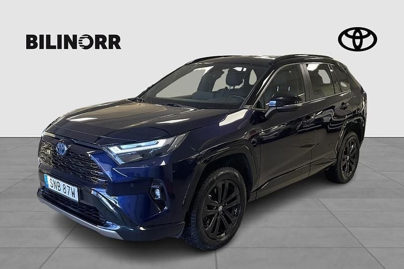 Blå Begagnad 2024 Toyota RAV4 Hybrid Style SUV | 419 900 kr (Marknadspris) - Bild 1/4