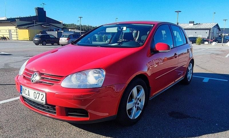 Röd Begagnad 2007 VW Golf V Sportline Halvkombi | 29 000 kr (Marknadspris) - Bild 1/4