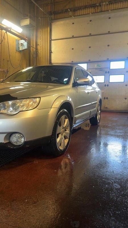 Silver Begagnad 2007 Subaru Outback SUV | 45 000 kr (Marknadspris) - Bild 1/4