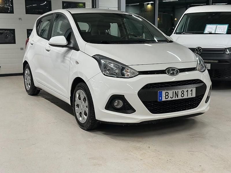 Vit Begagnad 2014 Hyundai i10 Halvkombi | 74 900 kr (Marknadspris) - Bild 1/4