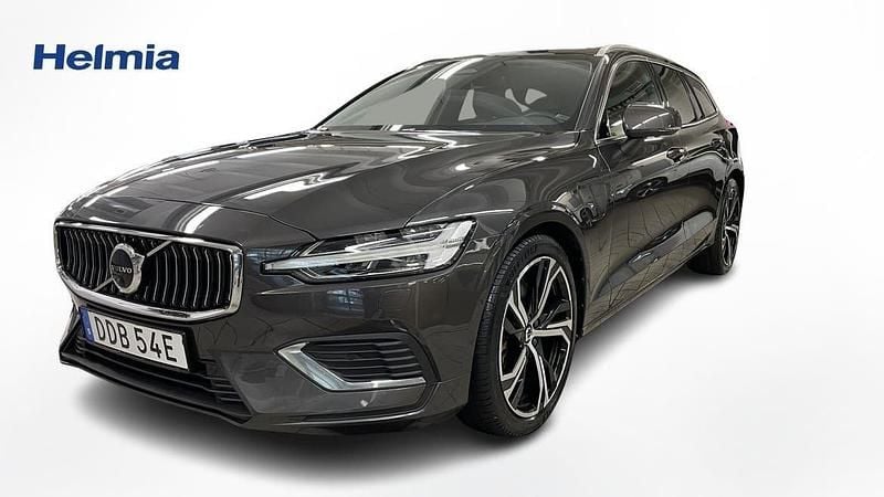 Grå Begagnad 2022 Volvo V60 Plus Kombi | 409 900 kr (Marknadspris) - Bild 1/4
