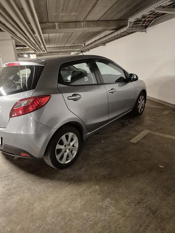 Grå Begagnad 2009 Mazda 2 Halvkombi | 45 000 kr (Bra pris) - Bild 1/4