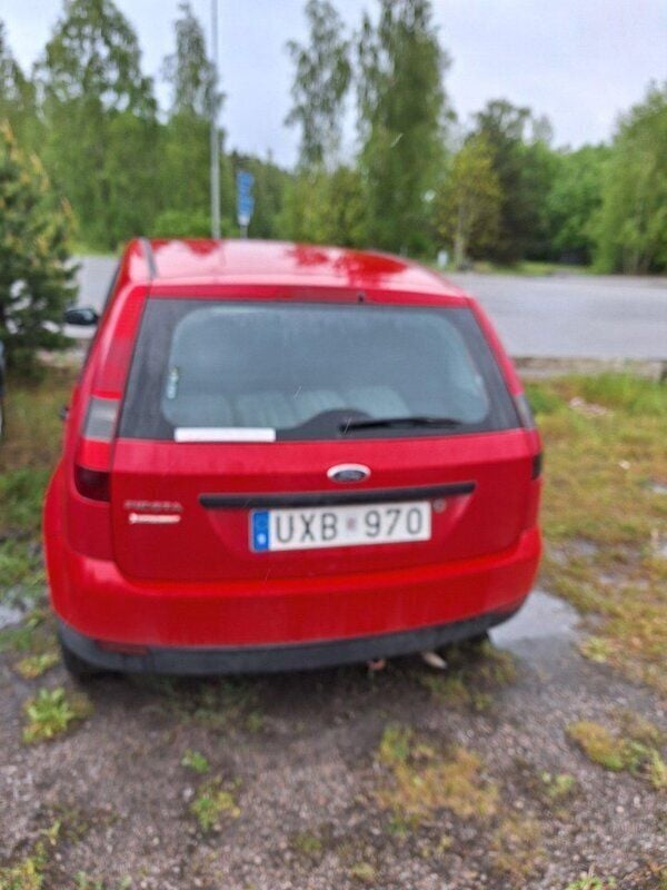 Röd Begagnad 2004 Ford Fiesta Halvkombi | 14 000 kr (Bra pris) - Bild 1/4