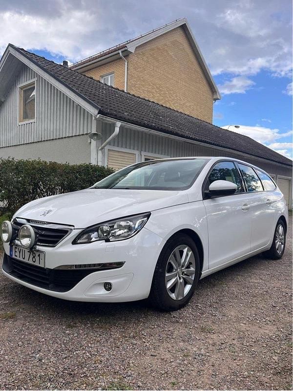 Vit Begagnad 2016 Peugeot 308 Active Kombi | 90 000 kr (Marknadspris) - Bild 1/4