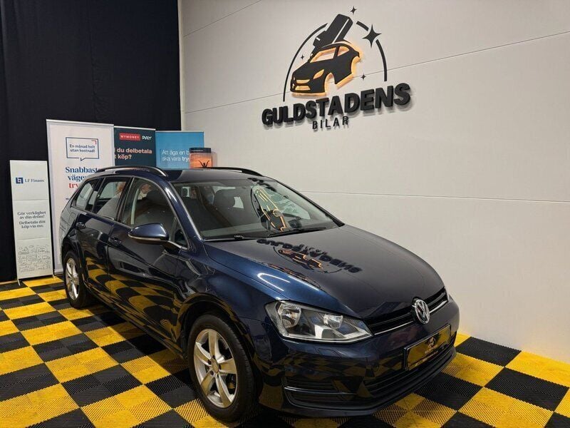 Mörkblå (blå) Begagnad 2016 VW Golf VII Kombi | 114 900 kr (Marknadspris) - Bild 1/4