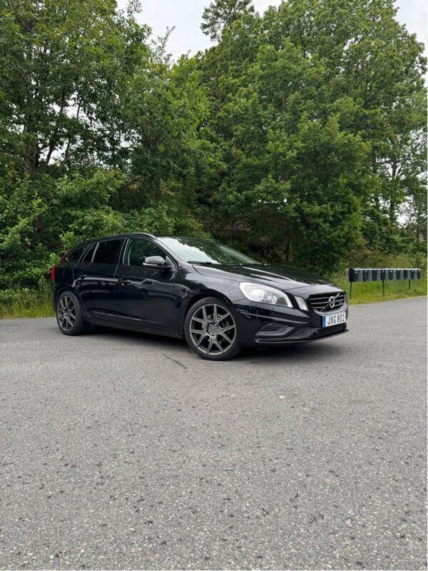 Svart Begagnad 2013 Volvo V60 R-Design Kombi | 150 000 kr (Marknadspris) - Bild 1/4