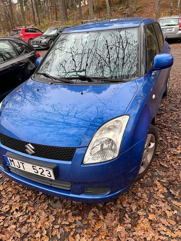 Blå metallic Begagnad 2007 Suzuki Swift Halvkombi | 22 500 kr (Bra pris) - Bild 1/4