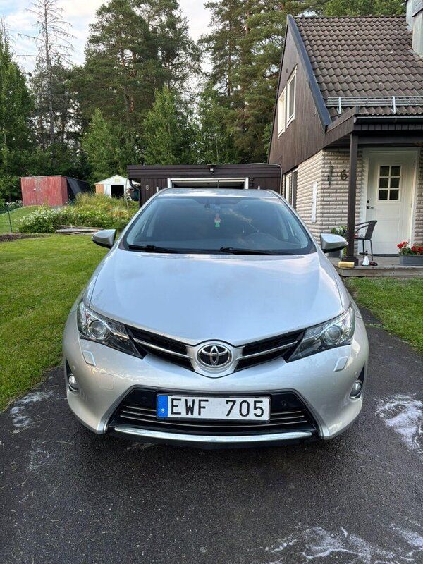 Silver Begagnad 2013 Toyota Auris Multidrive S Halvkombi | 84 900 kr (Marknadspris) - Bild 1/4