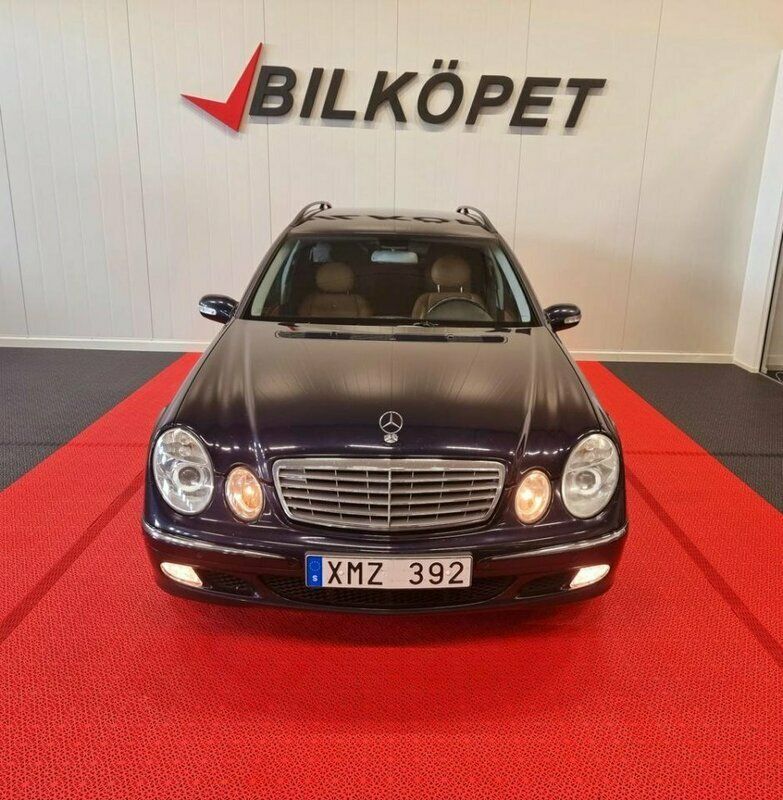 Mörkblå Begagnad 2004 Mercedes E240 Kombi | 49 900 kr (Marknadspris) - Bild 1/4
