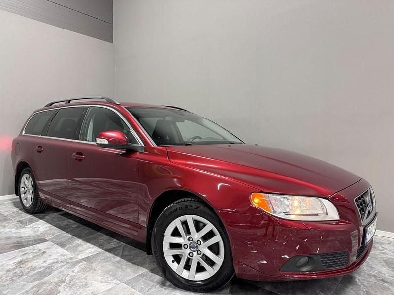Röd Begagnad 2010 Volvo V70 Kombi | 109 900 kr (Marknadspris) - Bild 1/4