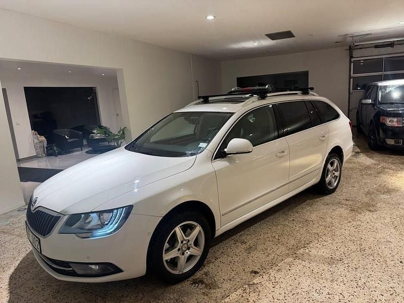 Vit Begagnad 2013 Skoda Superb Business Line Kombi | 48 900 kr (Marknadspris) - Bild 1/4