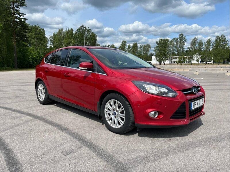 Röd Begagnad 2012 Ford Focus Titanium Halvkombi | 59 800 kr (Bra pris) - Bild 1/4