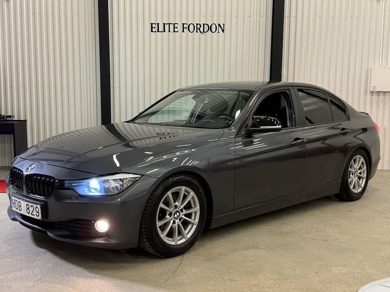 Grå Begagnad 2013 BMW 320 Sedan | 79 400 kr (Bra pris) - Bild 1/4