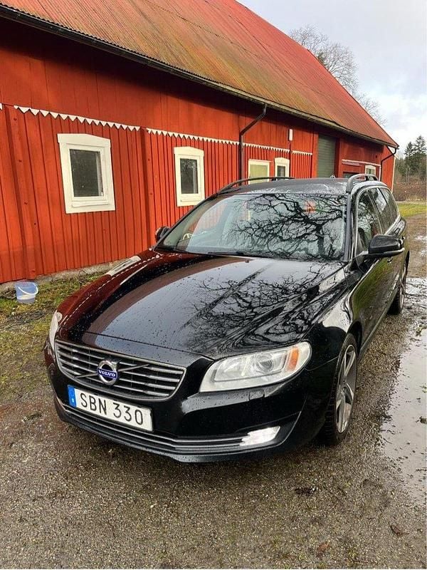 Svart Begagnad 2015 Volvo V70 Momentum Kombi | 110 000 kr (Marknadspris) - Bild 1/4