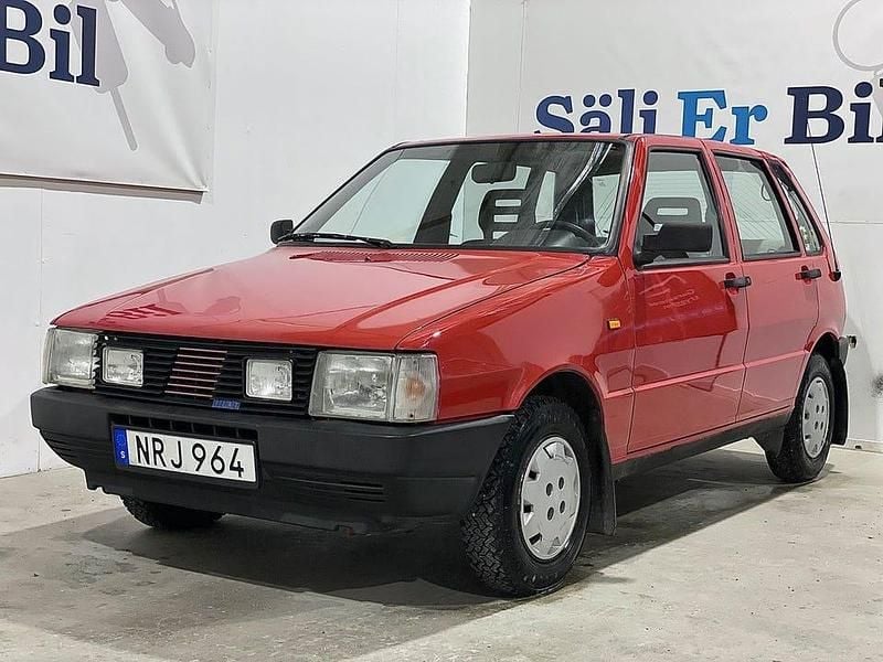 Röd Begagnad 1988 Fiat Uno Halvkombi | 29 900 kr - Bild 1/4