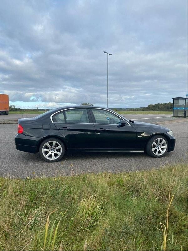 Svart Begagnad 2006 BMW 325 Sedan | 39 000 kr (Marknadspris) - Bild 1/4