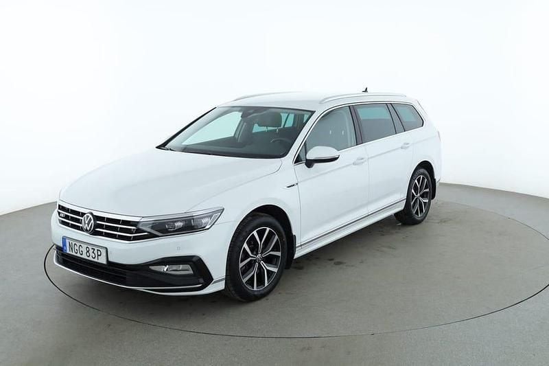 Vit Begagnad 2021 VW Passat R-line Kombi | 320 000 kr (Marknadspris) - Bild 1/4