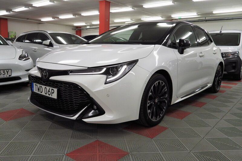Vit Begagnad 2022 Toyota Corolla Hybrid Sport Halvkombi | 214 500 kr - Bild 1/4