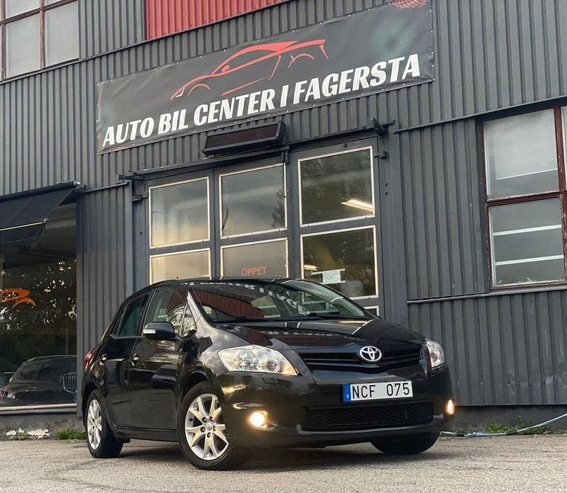 Svart Begagnad 2012 Toyota Auris Plus Halvkombi | 74 900 kr (Marknadspris) - Bild 1/4