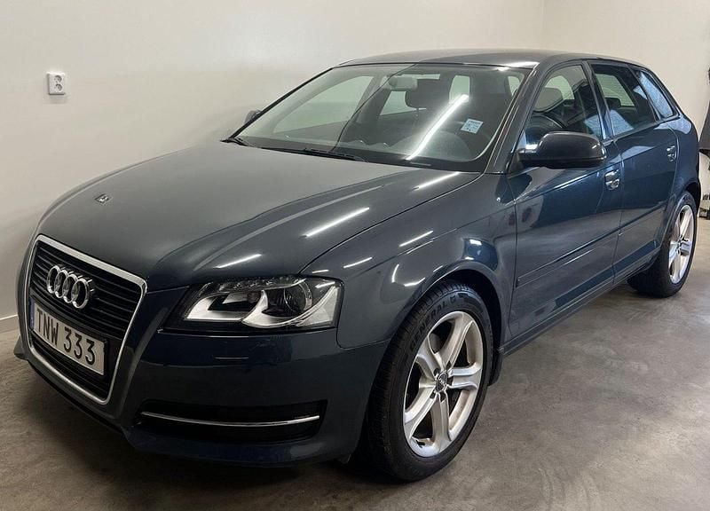 Grå Begagnad 2011 Audi A3 Sportback Attraction Halvkombi | 74 900 kr (Marknadspris) - Bild 1/4