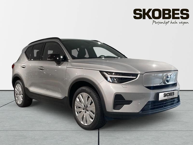 Silver Ny 2025 Volvo EX40 Single Motor Extended Range SUV | 549 900 kr (Bra pris) - Bild 1/3