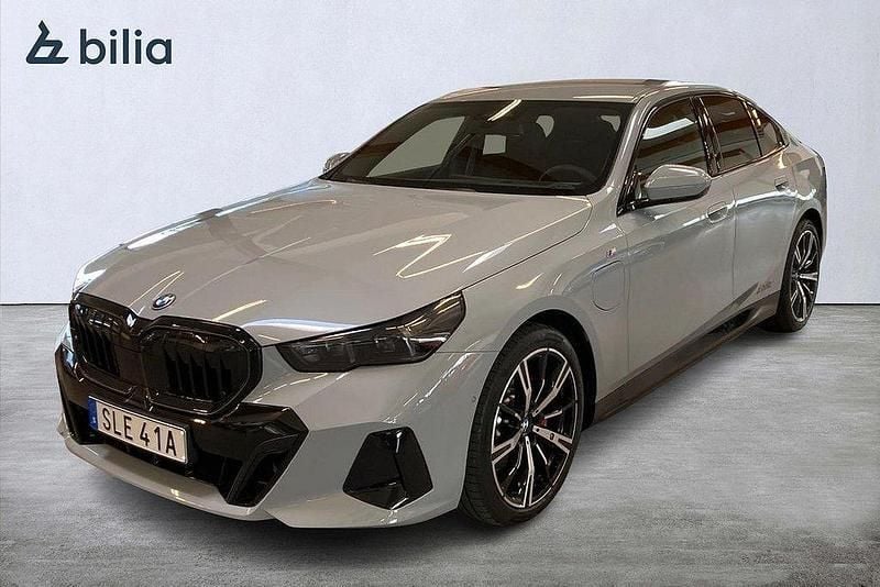 Grå Begagnad 2025 BMW 530e M Sport Sedan | 749 000 kr (Marknadspris) - Bild 1/4