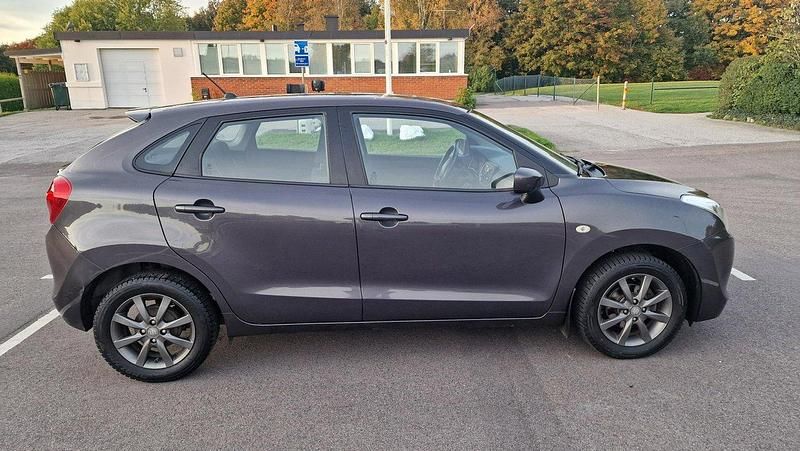 Grå Begagnad 2016 Suzuki Baleno Exclusive Halvkombi | 94 900 kr - Bild 1/4