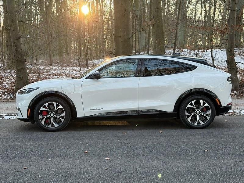 Begagnad Ford Mustang Mach-E 258 kW (351 HK) 2021 Star white platinum metallic SUV