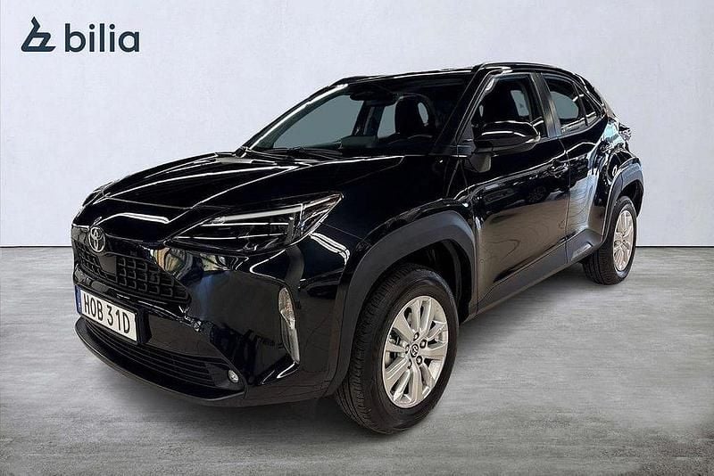 Svart Begagnad 2025 Toyota Yaris Cross Active SUV | 279 900 kr (Bra pris) - Bild 1/3