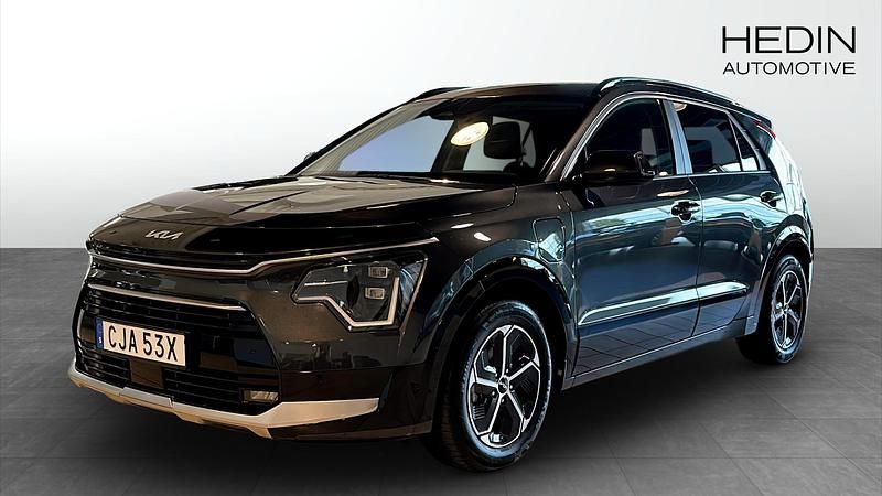 Mörkgrå (grey) Begagnad 2024 Kia Niro Advance SUV | 339 900 kr (Marknadspris) - Bild 1/4