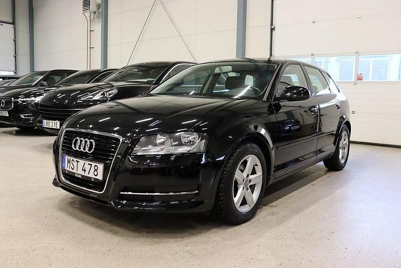 Begagnad Audi A3 Sportback Attraction 105 HK (77 kW) 2012 Svart Halvkombi