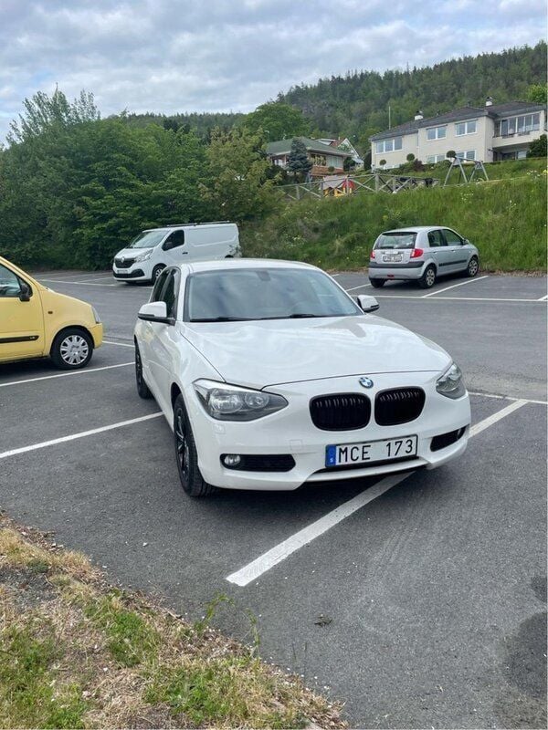 Vit Begagnad 2012 BMW 116 Sport Line Halvkombi | 75 000 kr (Bra pris) - Bild 1/4
