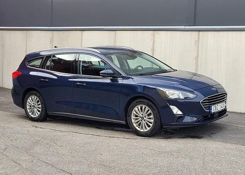 Blå Begagnad 2020 Ford Focus Titanium Kombi | 179 900 kr (Marknadspris) - Bild 1/4